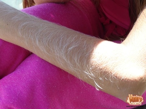 MILF in a pink outfit Lori Anderson showing off her very hairy arms & legs | Фото 6