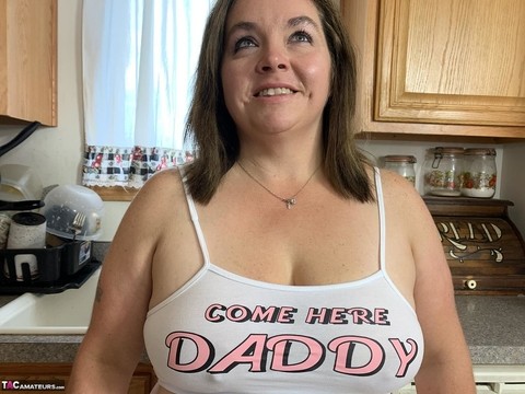 Middle aged BBW Sexy Nebbw shows her big tits and butt in a kitchen | Фото 2