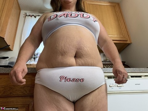 Middle aged BBW Sexy Nebbw shows her big tits and butt in a kitchen | Фото 3