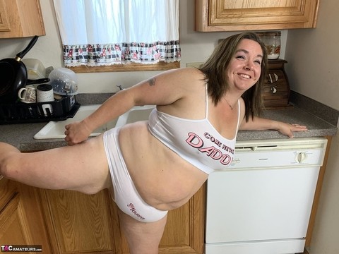 Middle aged BBW Sexy Nebbw shows her big tits and butt in a kitchen | Фото 4