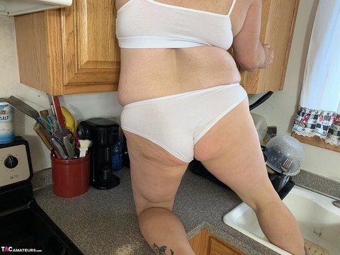 Middle aged BBW Sexy Nebbw shows her big tits and butt in a kitchen | Фото 8