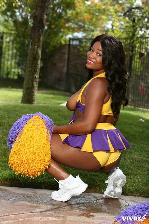 Ebony cheerleader Monique Symone shakes her pom-poms while exposing herself | Фото 8