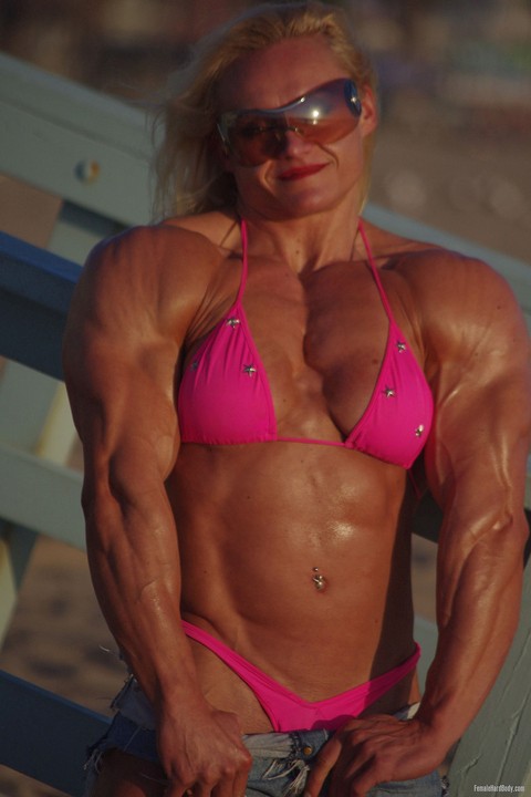 Female bodybuilder Brigita Brezovac shows her ripped body in bikini and shorts | Фото 11