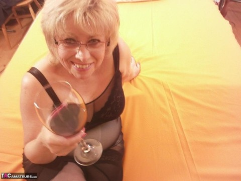 Tipsy hot granny Caro spreading legs on the bed wearing black stockings | Фото 4