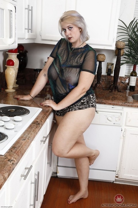 Busty blonde housewife Nyx Night shows her hairy vagina in the kitchen | Фото 1