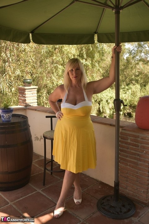 Overweight blonde Melody works free of a pretty dress while on a balcony | Фото 1