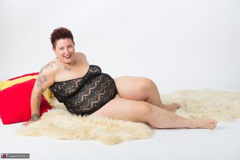 Fat solo model Tattoo Girl works clear of her dress to pose completely naked | Фото 10