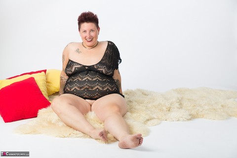 Fat solo model Tattoo Girl works clear of her dress to pose completely naked | Фото 9