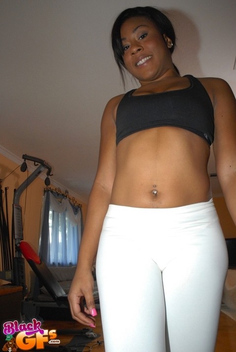 Curvaceous ebony siren takes off her white yoga pants and shows off her cunt | Фото 2