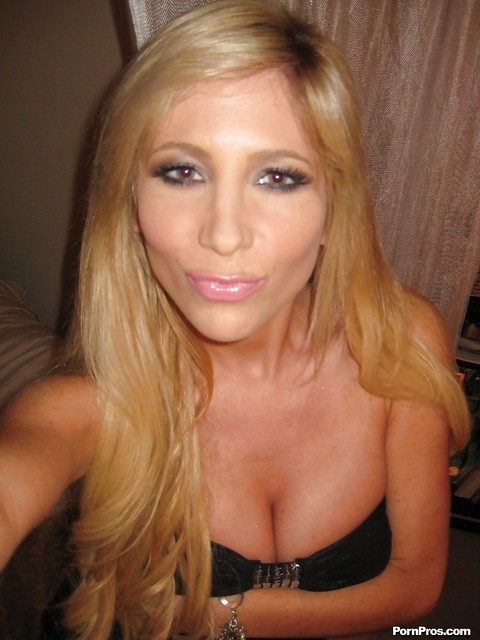 Blonde ex-girlfriend Tasha Reign kindly taking selfies of big natural tits | Фото 5