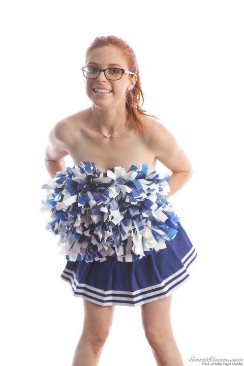 Cute redhead cheerleader Penny Pax in glasses baring big tits & firm ass | Фото 11