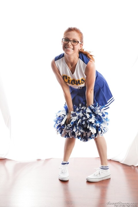 Cute redhead cheerleader Penny Pax in glasses baring big tits & firm ass | Фото 5