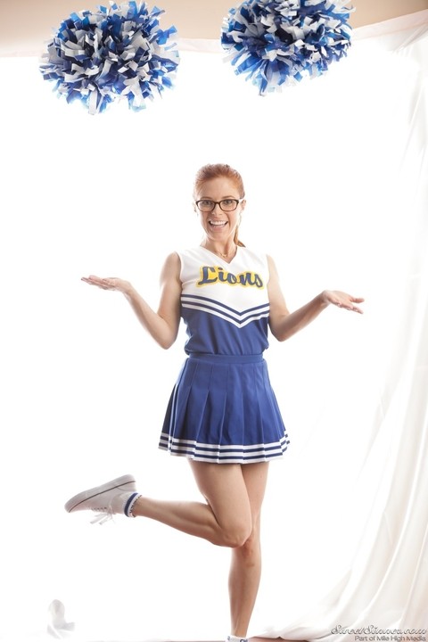 Cute redhead cheerleader Penny Pax in glasses baring big tits & firm ass | Фото 7