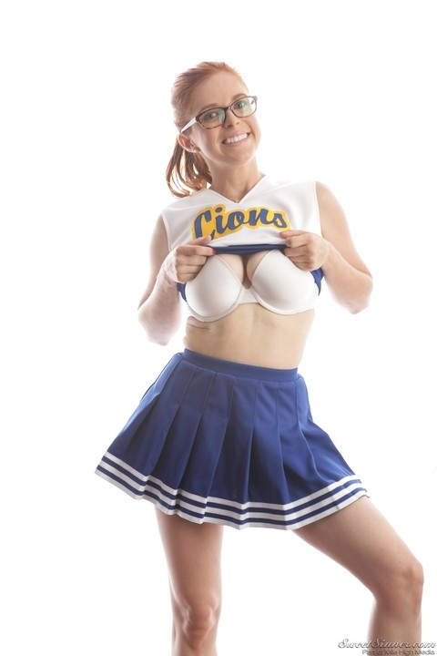 Cute redhead cheerleader Penny Pax in glasses baring big tits & firm ass | Фото 8