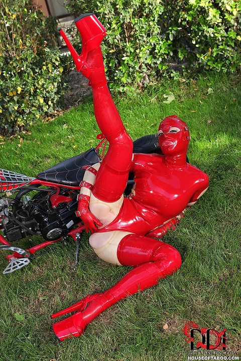 Solo girl Latex Lucy slides latex underwear aside on customer chopper in yard | Фото 10