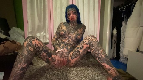 Alt girl shows her heavily inked body and tight pink pussy at once | Фото 1