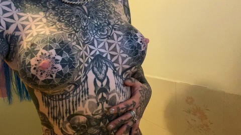 Alt girl shows her heavily inked body and tight pink pussy at once | Фото 10