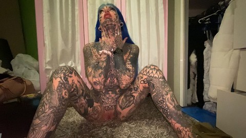 Alt girl shows her heavily inked body and tight pink pussy at once | Фото 4