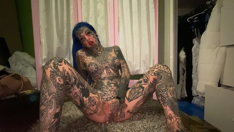 Alt girl shows her heavily inked body and tight pink pussy at once | Фото 7