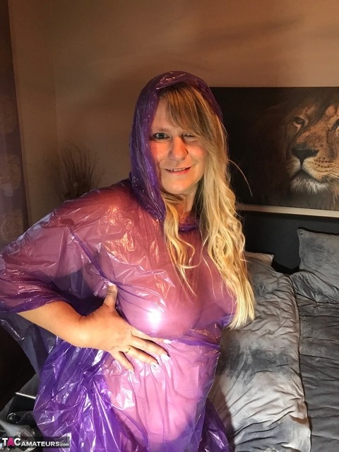 Mature amateur Sweet Susi lifts up a see-through raincoat to show her snatch | Фото 17