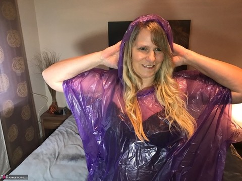 Mature amateur Sweet Susi lifts up a see-through raincoat to show her snatch | Фото 4