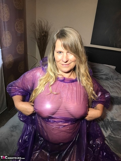 Mature amateur Sweet Susi lifts up a see-through raincoat to show her snatch | Фото 8