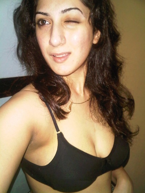 Indian solo girl takes self shots of her big natural tits | Фото 8