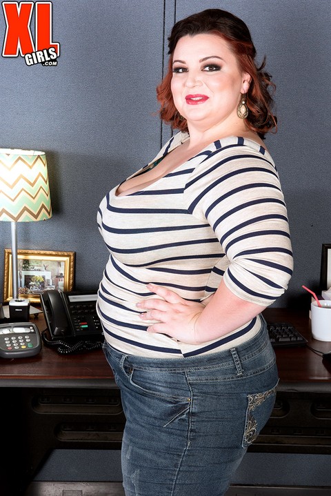 Fat chick Lucy Lenore removes denim jeans as she undresses at her work station | Фото 3