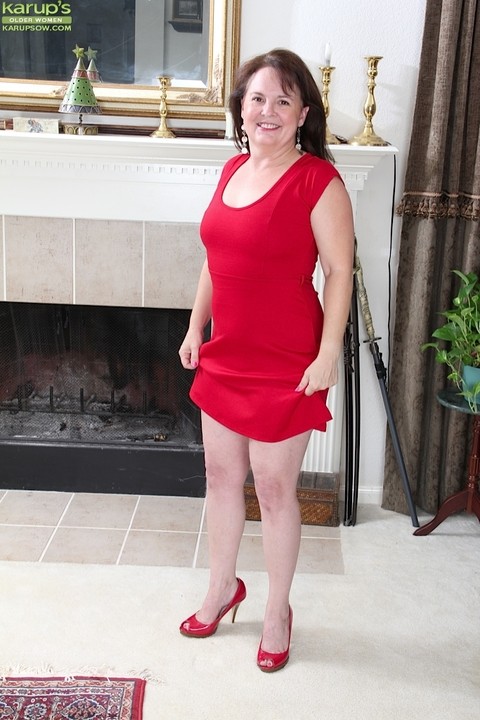 Older amateur Felicia Mcdonald doffs a red dress before parting her pussy lips | Фото 1