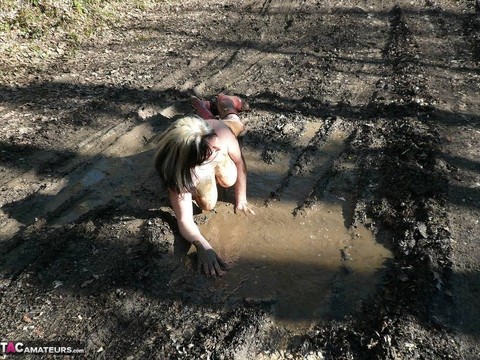 Older amateur Mary Bitch squats for a piss in a mud puddle while in the woods | Фото 12