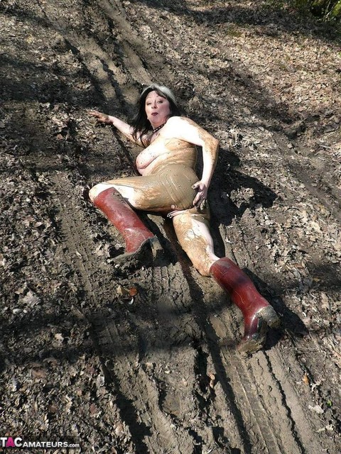 Older amateur Mary Bitch squats for a piss in a mud puddle while in the woods | Фото 13