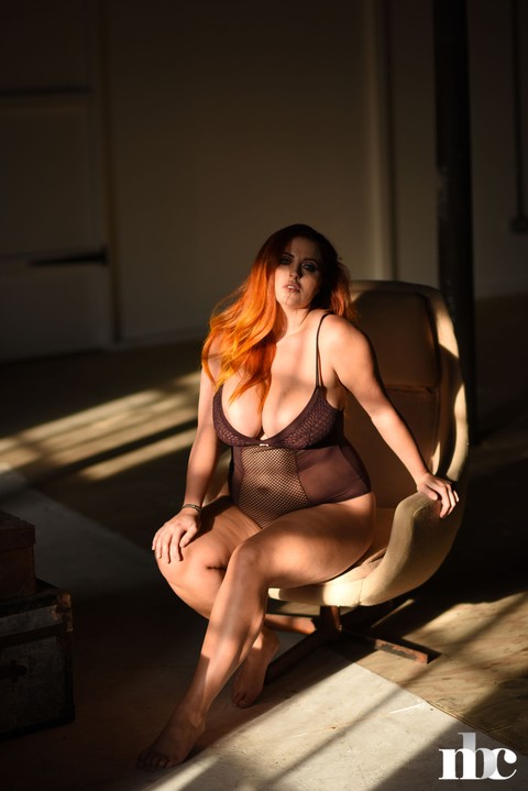 Fatty stunner Lucy Vixen takes off her bodysuit & flaunts her monster curves | Фото 6