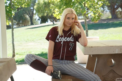 Sporty blonde Morgan Attwood flashing tiny tits & hot ass in a softball field | Фото 1