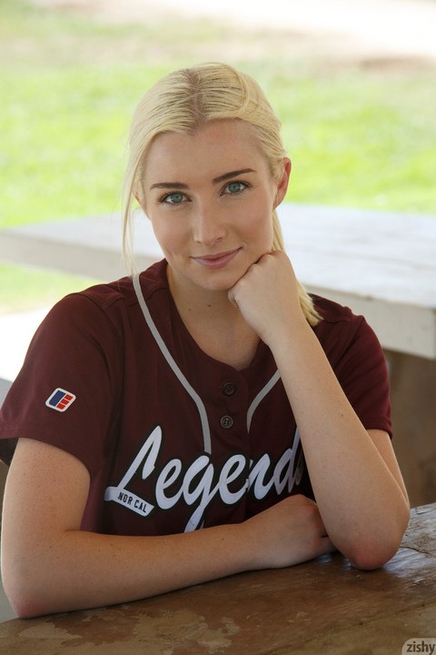 Sporty blonde Morgan Attwood flashing tiny tits & hot ass in a softball field | Фото 2