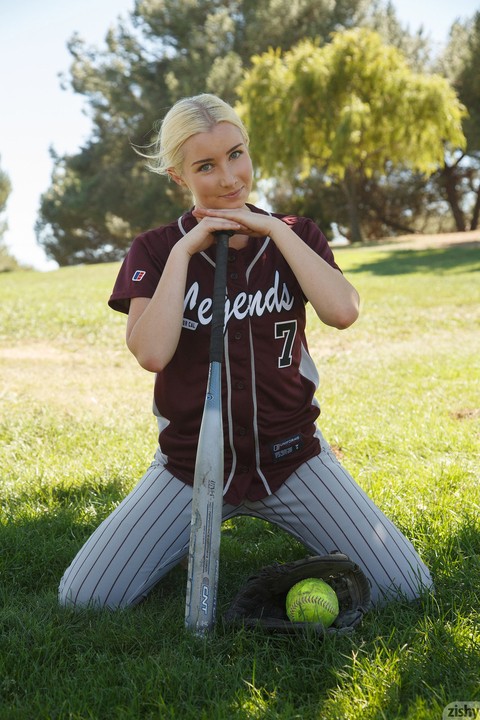 Sporty blonde Morgan Attwood flashing tiny tits & hot ass in a softball field | Фото 3