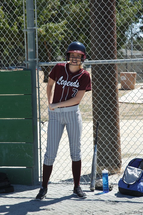 Sporty blonde Morgan Attwood flashing tiny tits & hot ass in a softball field | Фото 4