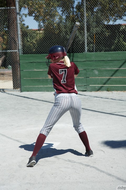 Sporty blonde Morgan Attwood flashing tiny tits & hot ass in a softball field | Фото 5