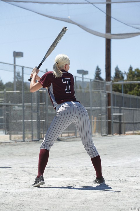 Sporty blonde Morgan Attwood flashing tiny tits & hot ass in a softball field | Фото 6