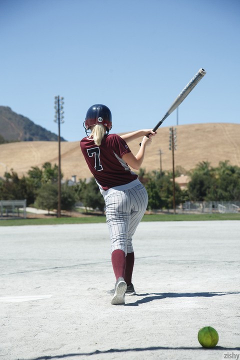 Sporty blonde Morgan Attwood flashing tiny tits & hot ass in a softball field | Фото 7