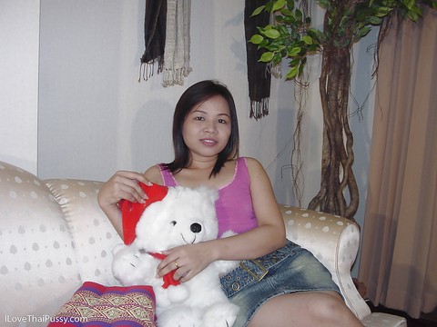 Chubby asian cutie taking off her clothes and posing naked on the sofa | Фото 1