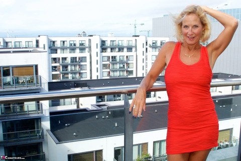 Mature blonde Molly MILF sets her large boobs free of red dress in solo action | Фото 6