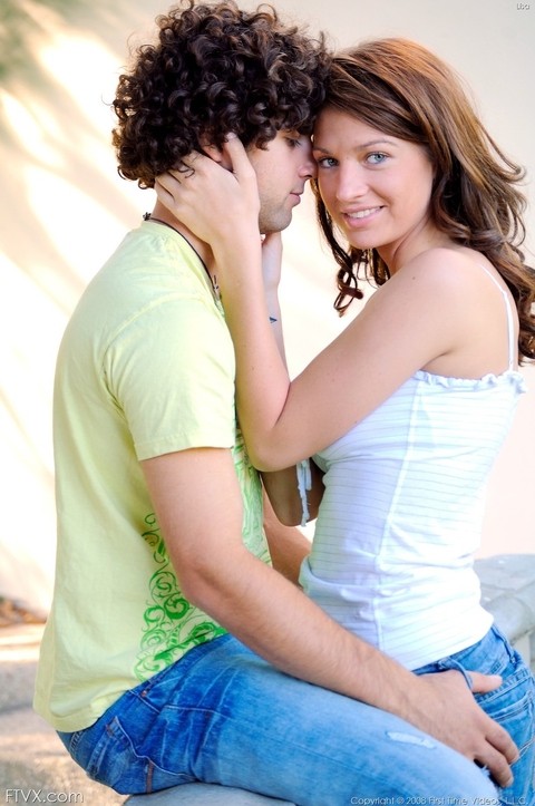 Beautiful amateur Gabby hikes her denim skirt up and poses with her boyfriend | Фото 17