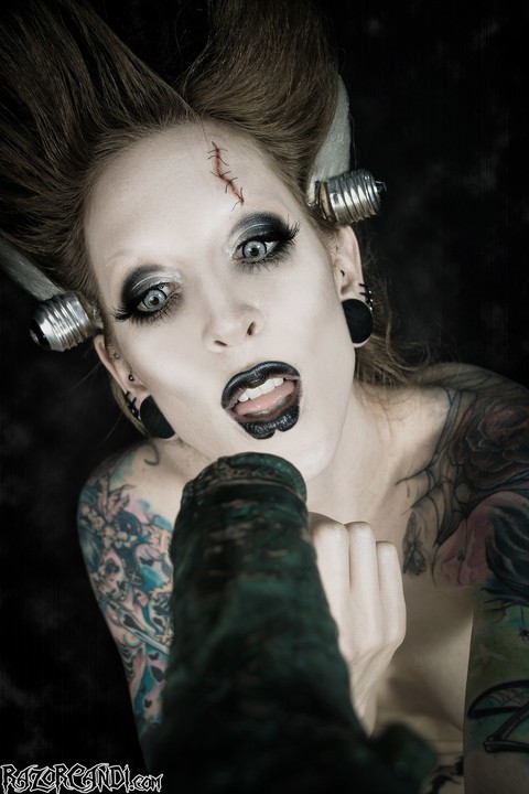 Tattoo model Razor Candi sucks on a big dildo in Bride of Frankenstein attire | Фото 13
