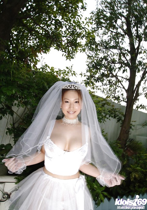 Big busted asian bride Ai Sayama stripping off her clothes | Фото 1