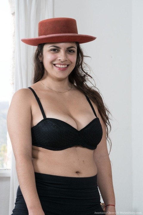 Amateur model Anastasia Cherry doffs her hat and panties to display her beaver | Фото 2