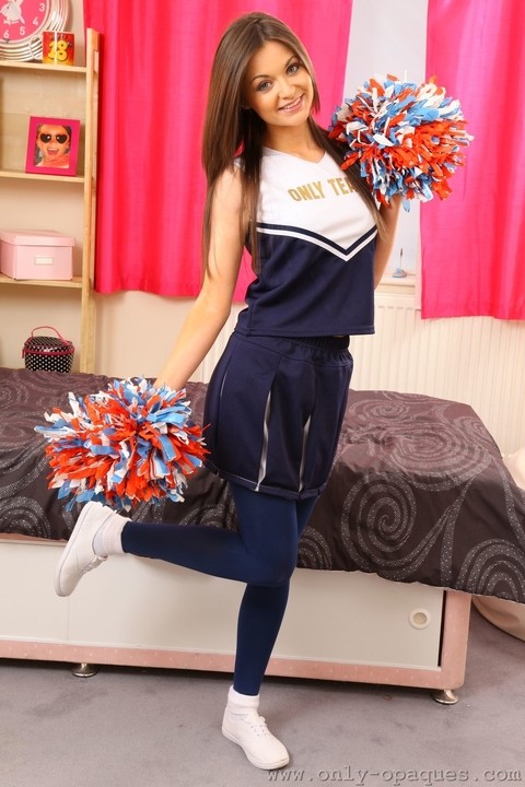 Skinny cheerleader Tianna stripping her clothes and showing her titties | Фото 1