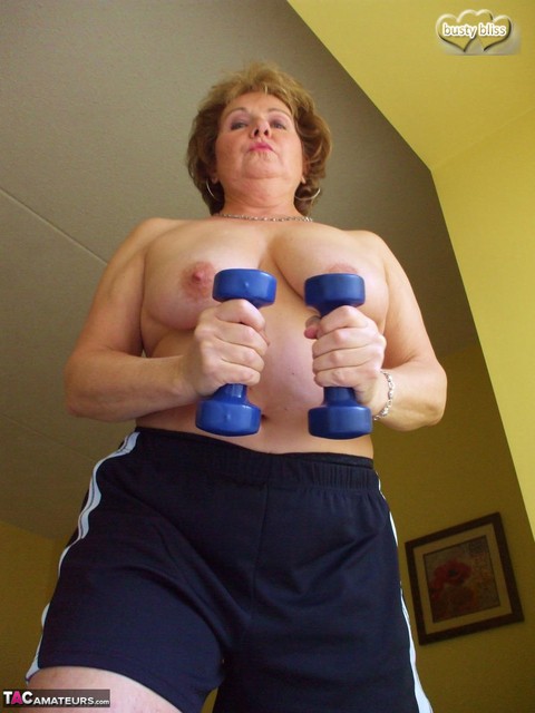 Middle-aged amateur Busty Bliss displays her big tits during a home workout | Фото 16