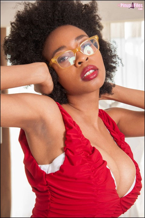 Ravishing ebony babe in glasses uncovering her massive boobs | Фото 2