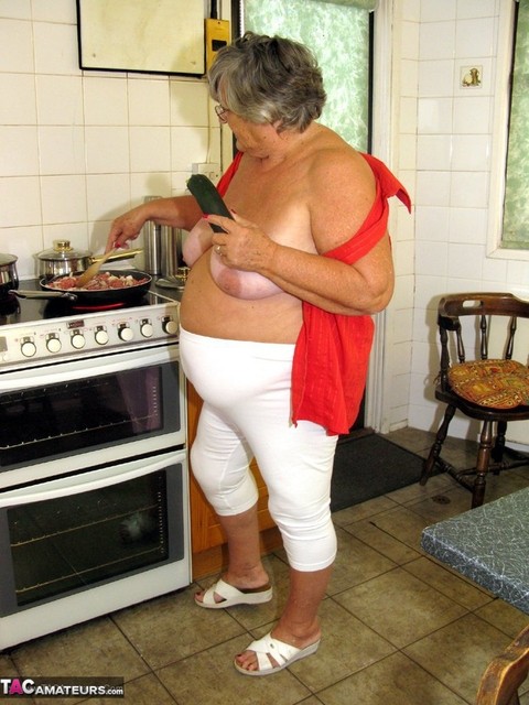 Obese female Grandma Libby masturbates with vegetables after cooking | Фото 5