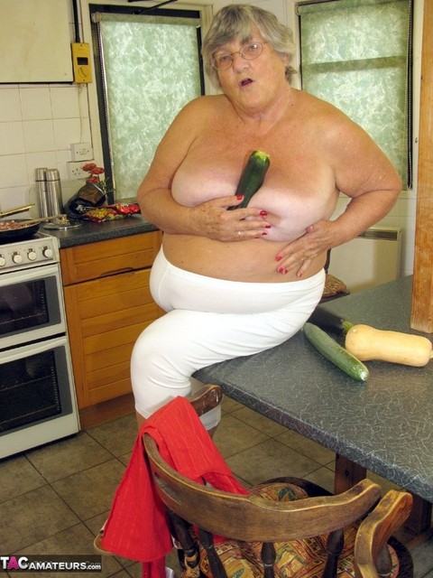 Obese female Grandma Libby masturbates with vegetables after cooking | Фото 6